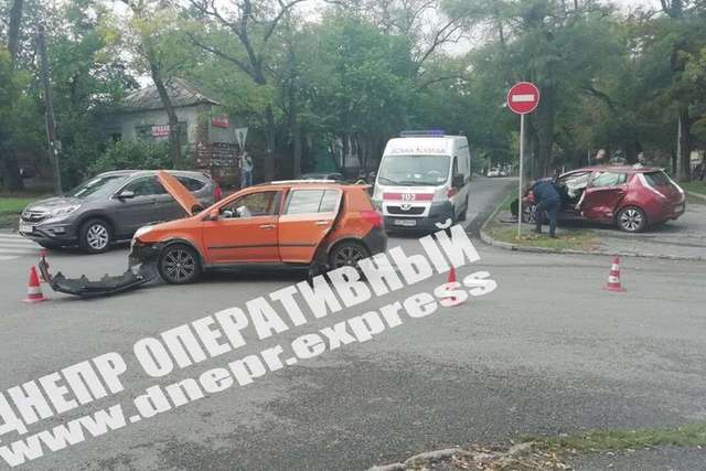 В центре Днепра Geely «протаранил» Nissan: пострадал виновник аварии