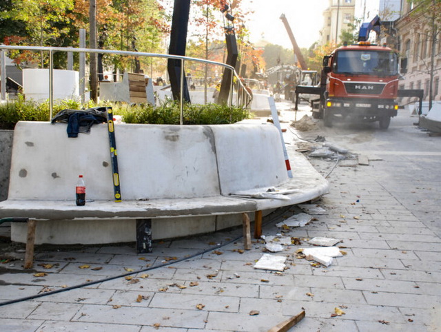 В Днепре на улице Яворницкого устанавливают антивандальную уличную мебель