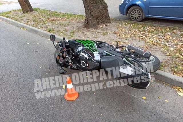 В Днепре на Ульянова BYD сбил мотоциклиста: мужчину госпитализировали