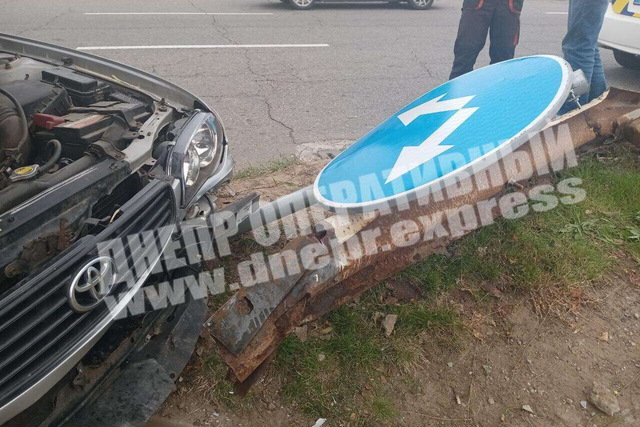 В Днепре Toyota врезалась в ограждение и снесла знак (момент ДТП)