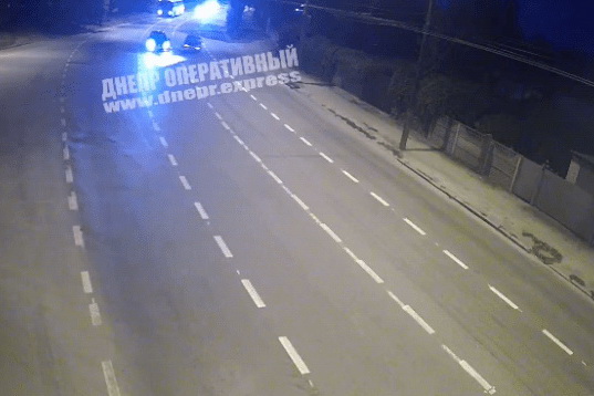 В Днепре на Мануйловском проспекте ВАЗ столкнулся с Volkswagen: видео момента ДТП