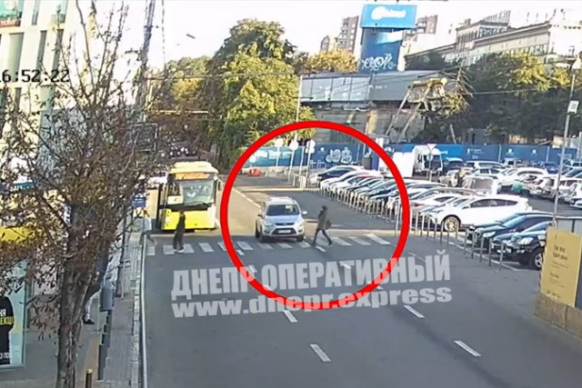 В центре Днепра водитель Ford сбил девушку на зебре: видео момента ДТП