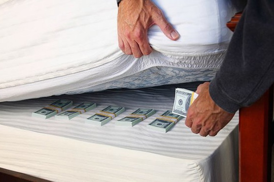 Сколько миллиардов украинцы хранят «под матрасами», рассказали в Нацбанке