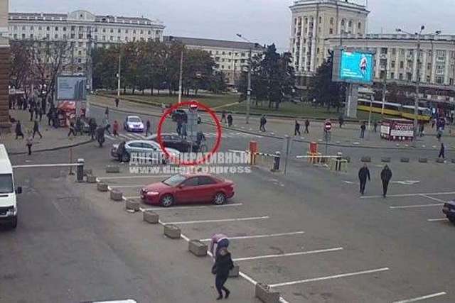 В Днепре на Вокзальной площади таксист «зацепил» велосипедиста и уехал с места ДТП