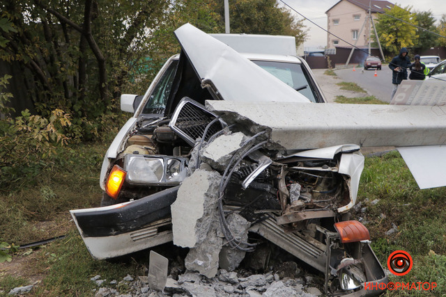 В Днепре на улице Криворожской Mercedes вылетел на обочину и врезался в столб