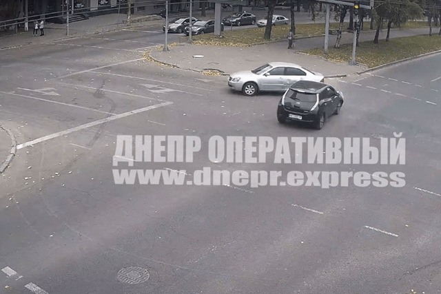 В Днепре на Ульянова столкнулись два очень спешащих водителя: видео момента ДТП