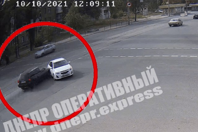 В Днепре на проспекте Свободы Volkswagen врезался в Chevrolet