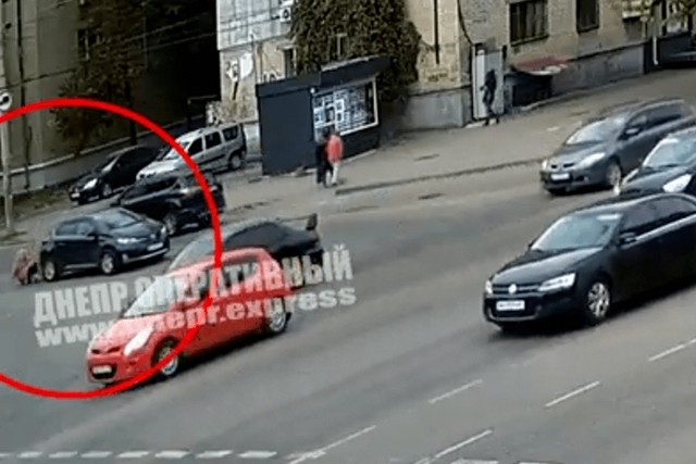 Сдавал задом: в Днепре на Воронежской водитель Toyota сбил пенсионерку