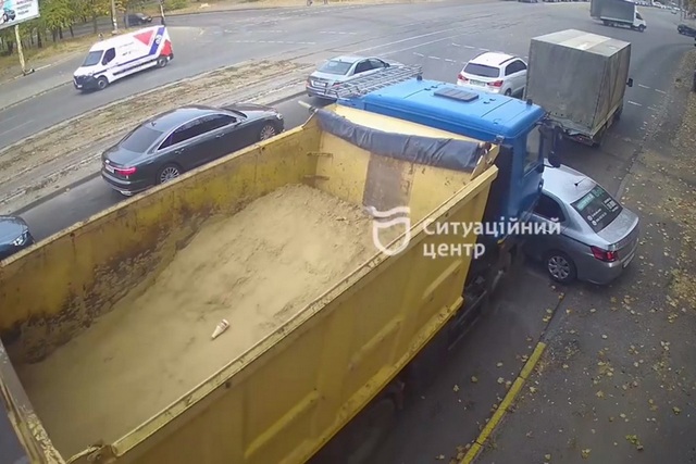 В Днепре на Богдана Хмельницкого столкнулись такси Bolt и грузовик