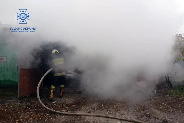 В Днепре на улице Байкальской спасатели ликвидировали пожар в гараже с автомобилем внутри