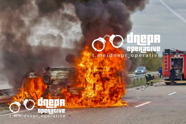 На трасі у Дніпровському районі Skoda врізалася у відбійник, перекинулася та загорілася: є постраждала