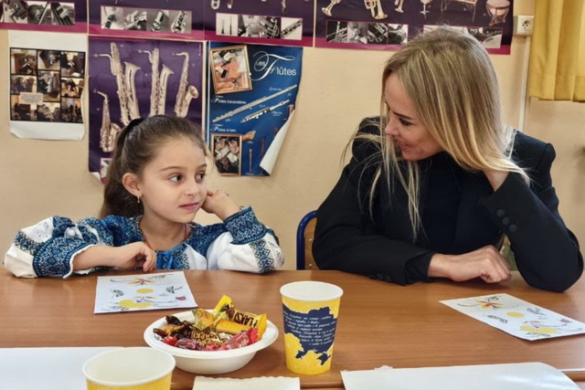 Петриковской росписи учили жителей Парижа