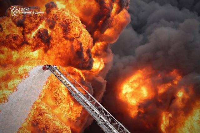 Ворог продовжує завдавати ударів по газовидобутку / фото ДСНС Чернігівщини РФ хоче залишити українців без газу: у Міненерго розповіли, як виправлятимуть ситуацію