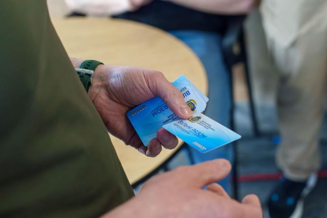 Для переселенців з Херсонщини розробили спеціальну картку