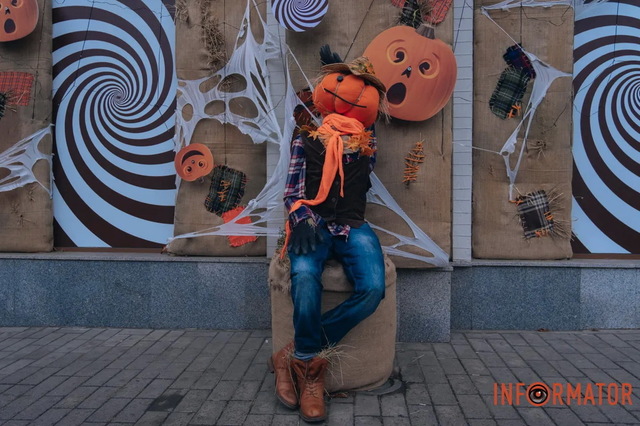 У Дніпрі на Глоби супермаркет перетворили у фотозону до Геловіну