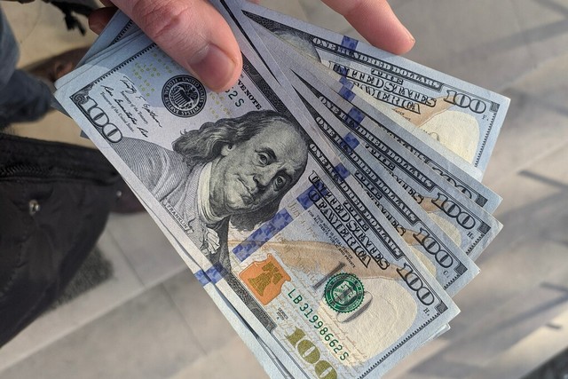 Чи варто купувати долари та євро зараз в Україні: свіжі поради експертів