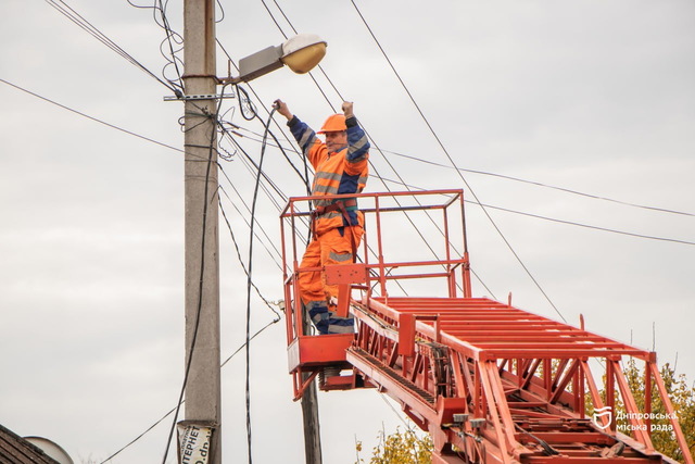 Жильцы обратились - мэрия отреагировала: в Днепре на улице Украинских воинов обновляют освещение