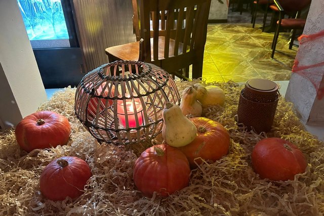 Витрины заведений Днепра массово украшают тыквами