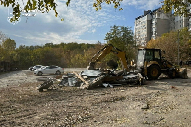 В Днепре  демонтировали незаконную стоянку и вернули землю громаде