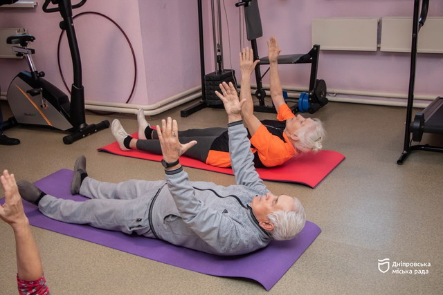 Как в Днепре работает система социальной поддержки для людей почтенного возраста: бесплатные спортзал, танцы, хор, психолог