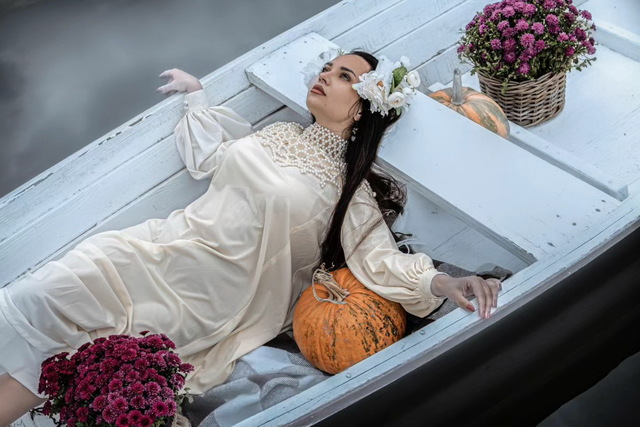 Дніпровська актриса подарувала яскраву фотосесію до Хеллоуїна