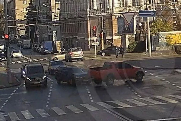 У Дніпрі на Яворницького Mitsubishi летів на «червоний», врізався в Opel і ледь не відлетів у пішоходів: відео моменту ДТП