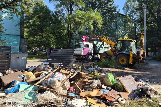 Более 10 кубометров хлама: коммунальщики Днепра ликвидировали очередную свалку возле контейнерной площадки