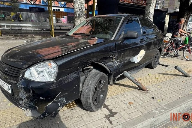 В Днепре на Калиновой столкнулись Lada, Renault и мопедист: авто вылетело на остановку, движение затруднено, работает полиция