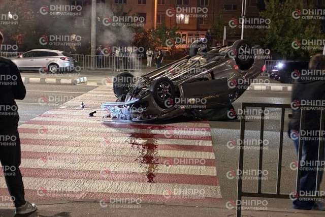 В Днепре на ж/м Победа автомобиль перевернулся на крышу на пешеходном переходе, есть пострадавшие