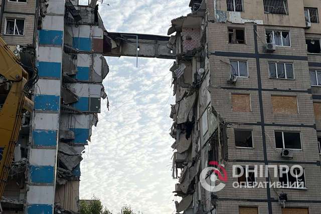 Демонтаж после атаки «шахеда»: в Днепре отделили разрушенный подъезд девятиэтажки на проспекте Героев