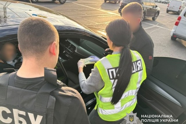 В Днепре задержан служащий коммунального предприятия горсовета, который требовал 12 тысяч долларов за «решение вопроса» с коммунальной землей