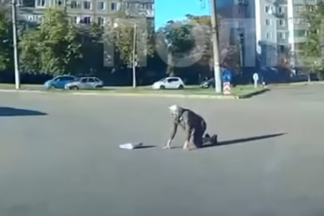 В Кривом Роге патрульные помогли пожилой женщине, которой стало плохо на дороге (видео момента)