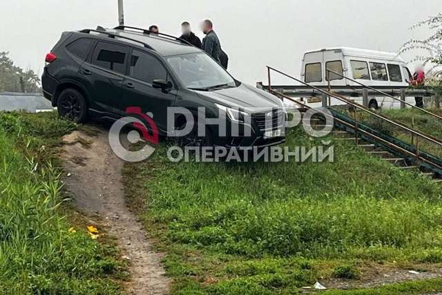 В пригороде Днепра автомобиль Subaru вылетел на обочину возле пешеходного перехода