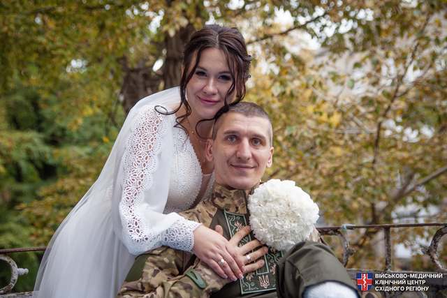Кохання сильніше за війну: у Військовому госпіталі Дніпра зіграли яскраве весілля
