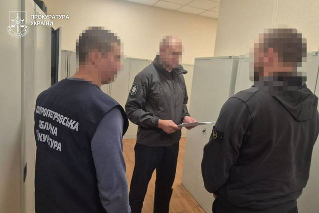 Стреляли, избивали и заставили отдать более $68 тыс: на Днепропетровщине троих полицейских подозревают в разбое