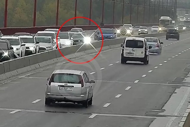 В Днепре на Новом мосту автомобиль въехал в отбойник и задел другой автомобиль: момент ДТП