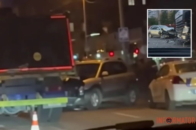 В Днепре на Набережной Победы возле ЖК «Маршал» Hyundai въехал в грузовик: пострадала 62-летняя женщина