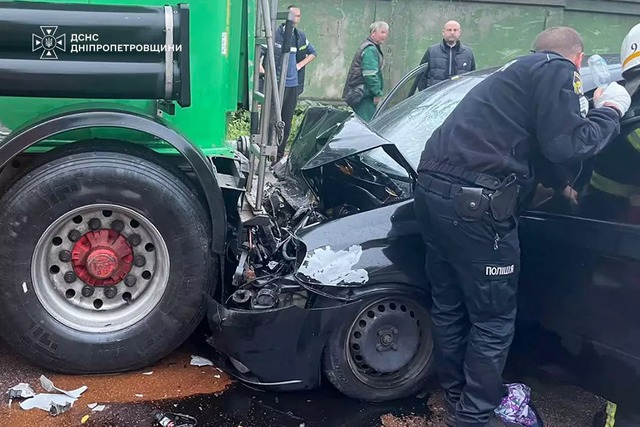 В Каменском ЗАЗ врезался в гурзовик: водителя освобождали спасатели