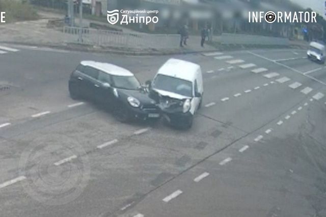 В Днепре на Донецком шоссе после столкновения с Mini Renault врезался в светофор