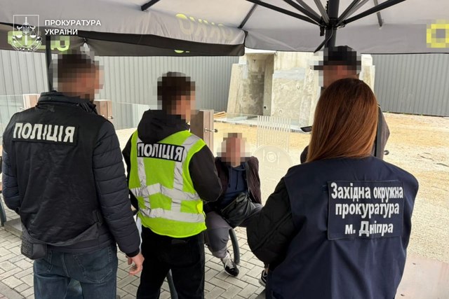 В Днепре задержан мужчина, который за $15 тысяч обещал военнообязанному бронирование на предприятии и выезд за границу в командировку