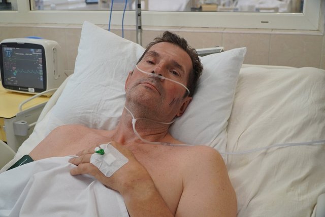 55-річний Олександр, який дістав поранення через атаку на Дніпро 19 жовтня. Суспільне Дніпро/Даниїл Ніколаєнко «Ему относительно повезло». В каком состоянии раненный из-за атаки на энергетическую инфраструктуру Днепра 19 октября