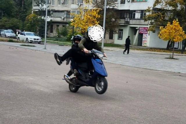 В Днепре подростки устраивают опасные заезды на мопедах в сквере