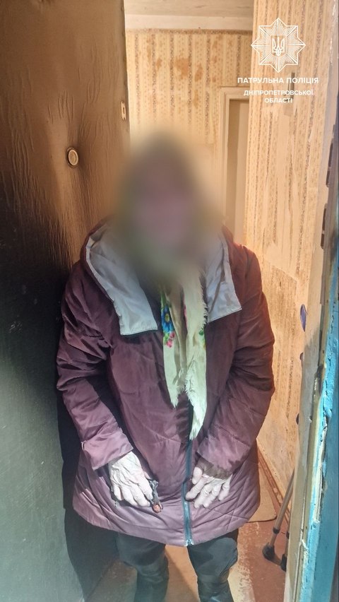 Днепровские патрульные помогли вернуться домой заблудившейся женщине