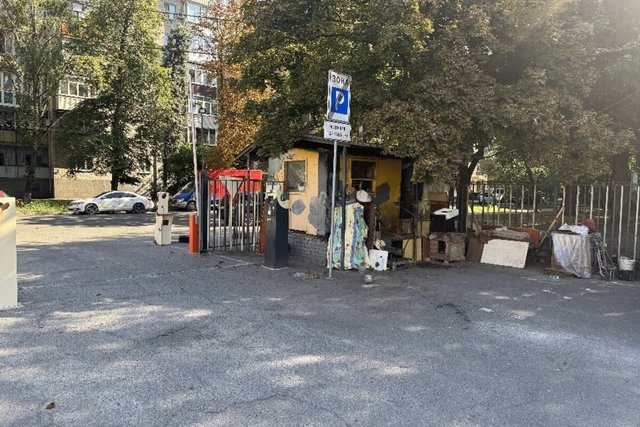 В центре Днепра продают большую автостоянку за 16 млн грн