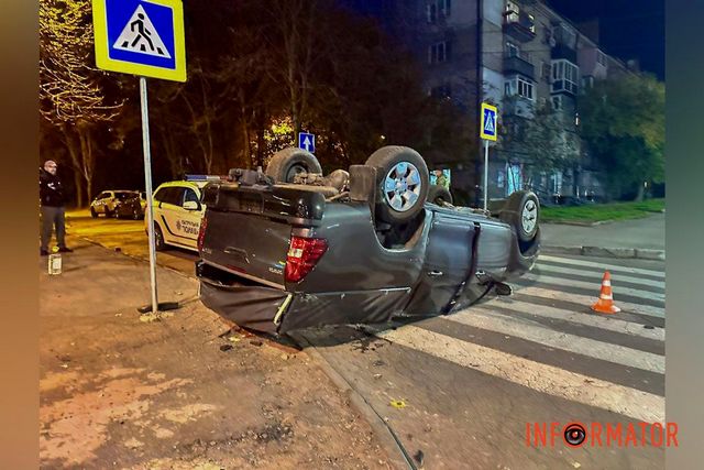 В Днепре на проспекте Богдана Хмельницкого столкнулись две Toyota: одна опрокинулась на крышу