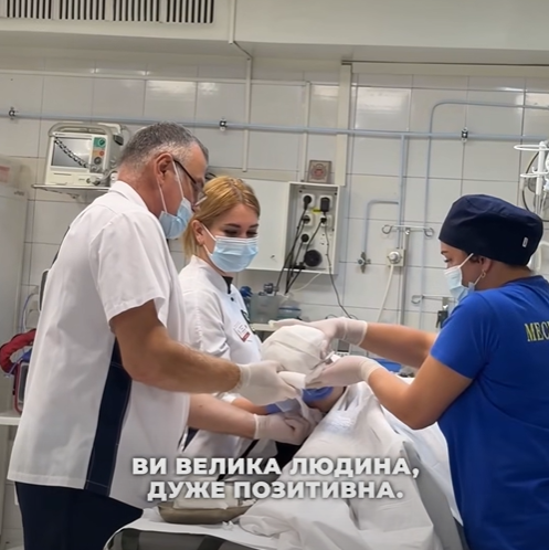 Свою відірвану ногу вона поклала в пакет та пострибала до авто…