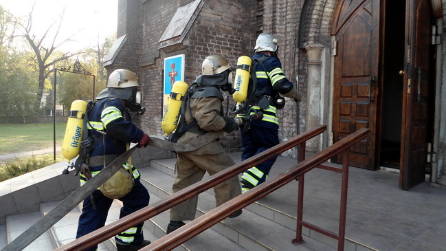 Каменские спасатели учились тушить пожар в костеле Святого Николая