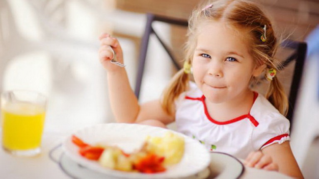 Каменские власти ответили на петицию об организации бесплатного питания в садиках и школах города