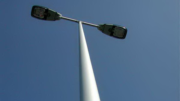 На улицах Каменского продолжают восстанавливать освещение