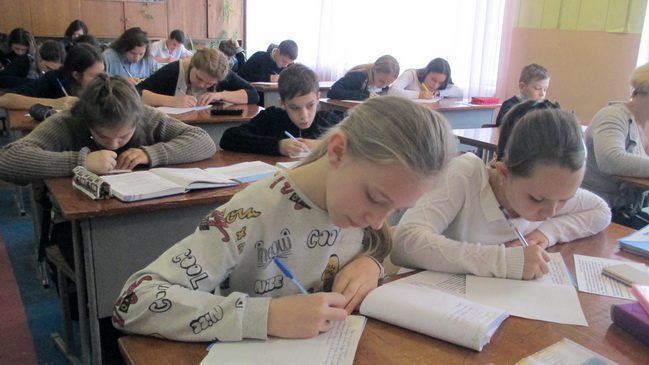 Школьники Каменского приняли участие в написании Всеукраинского радиодиктанта